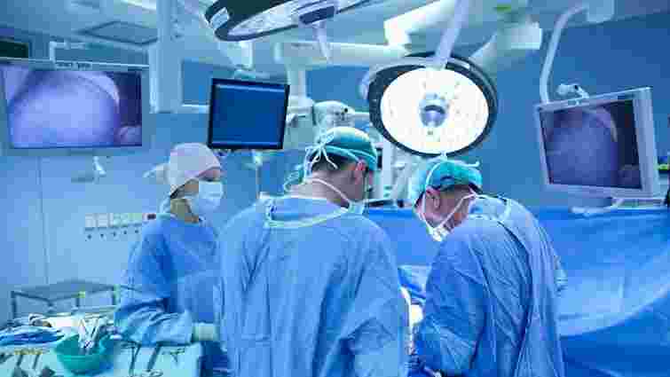 Львівські хірурги 11 годин поспіль рятували життя чоловіка зі Стрийщини