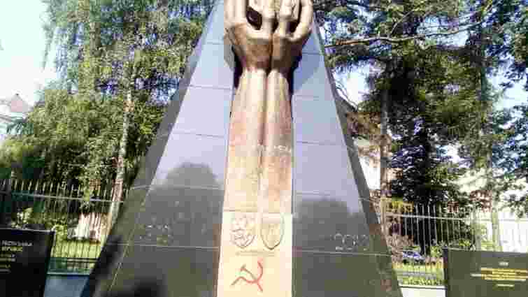 У Львові розмалювали радянськими символами пам’ятники Бандері та ЗУНР