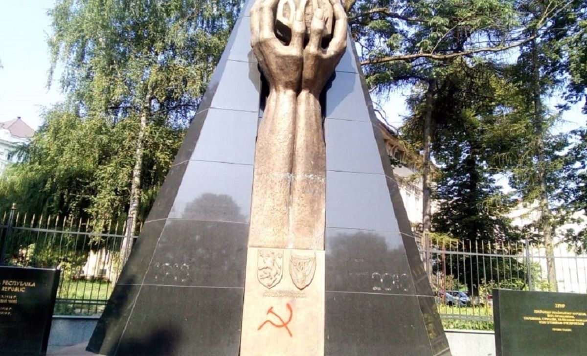У Львові розмалювали радянськими символами пам’ятники Бандері та ЗУНР