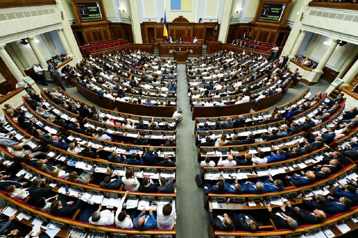 Зеленський пропонує зменшити кількість депутатів ВРУ і забирати мандат за прогули