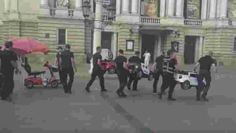 «Муніципальна варта» вилучила машинки з площі біля Львівської опери