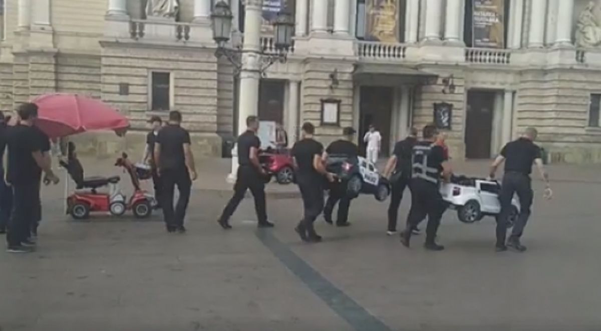 «Муніципальна варта» вилучила машинки з площі біля Львівської опери