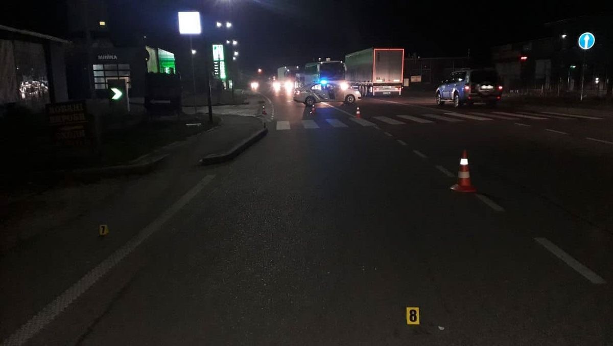 У Стрию мікроавтобус збив на тротуарі батька з двома дітьми 
