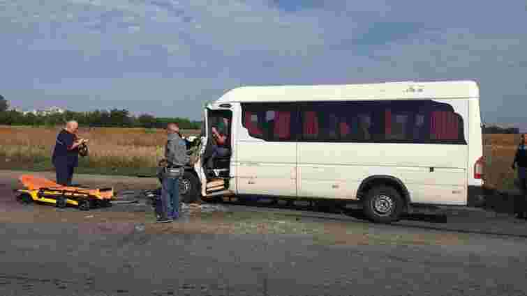На Дніпропетровщині мікроавтобус зіткнувся з фурою, постраждало 10 осіб