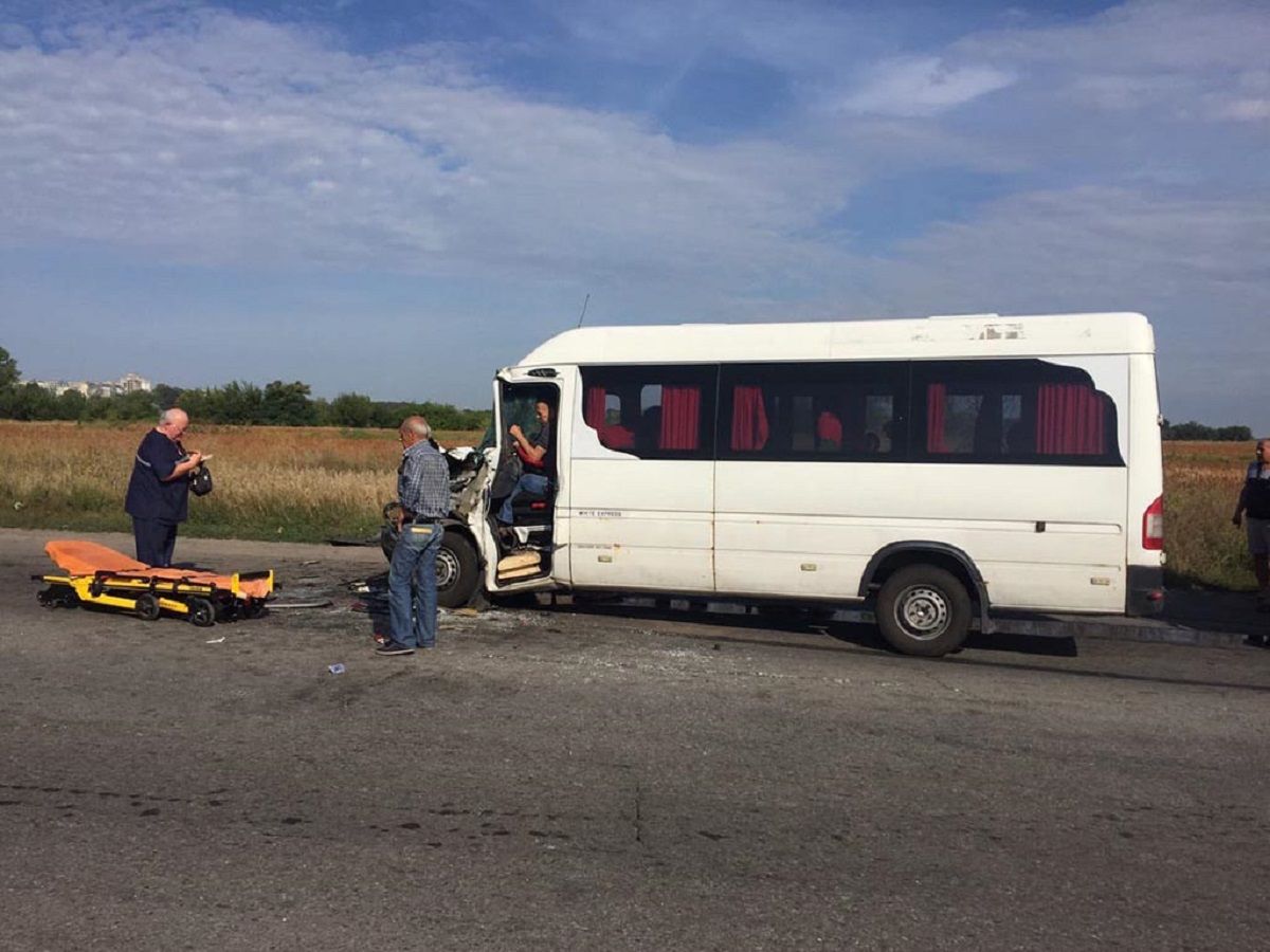 На Дніпропетровщині мікроавтобус зіткнувся з фурою, постраждало 10 осіб