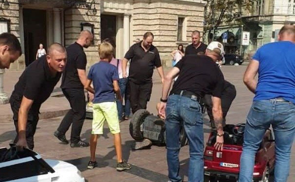 Один з власників машинок перед Львівською оперою напав на муніципала
