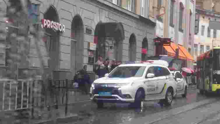 На зупинці у центрі Львова невідомий важко поранив ножем чоловіка