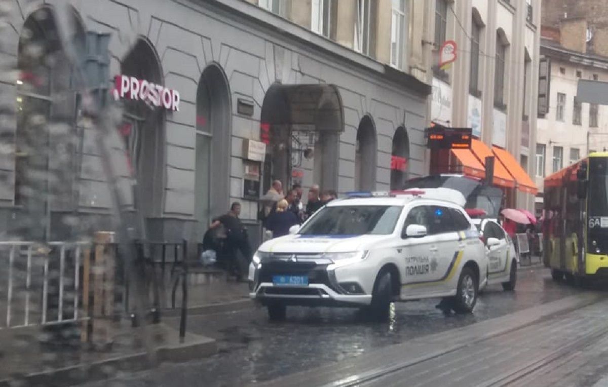 На зупинці у центрі Львова невідомий важко поранив ножем чоловіка