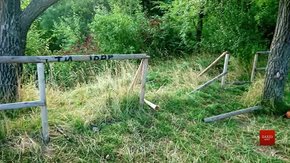 У парку «Знесіння» перилами з туристичного маршруту відпочивальники розпалюють вогнища