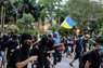 На масштабних протестах у Гонконзі помітили український прапор. Фото дня