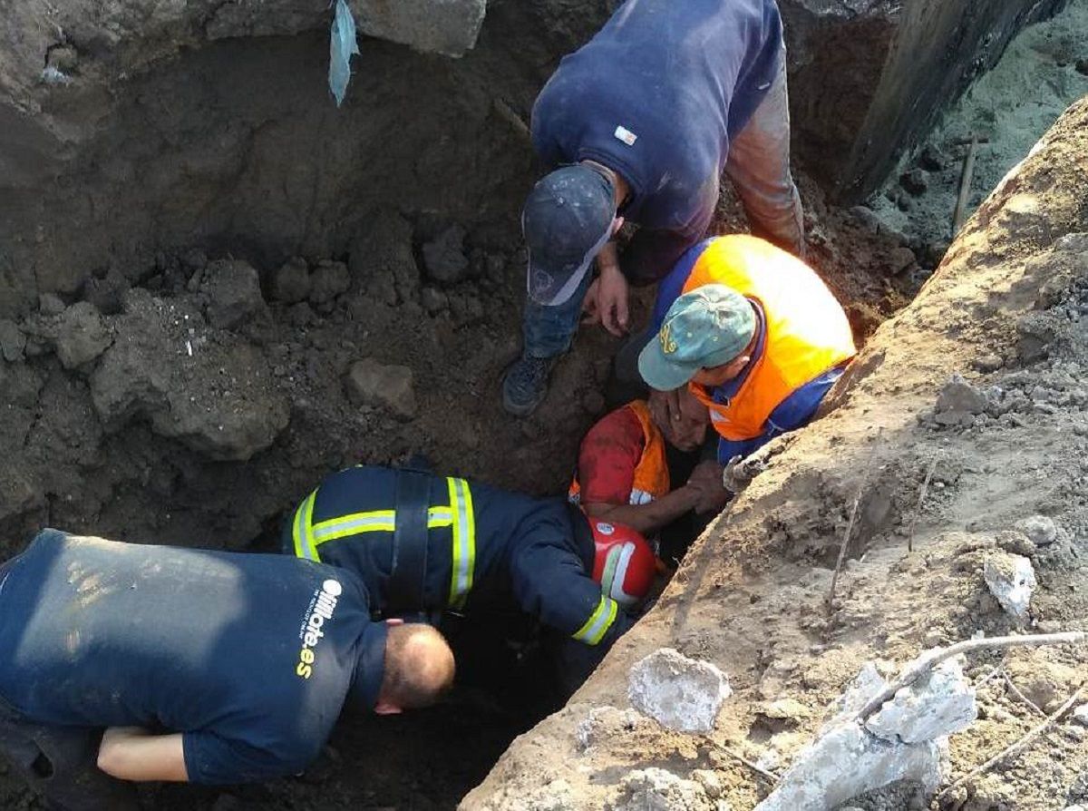 У Винниках чоловіка засипало землею в траншеї