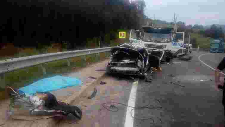 У лобовій ДТП з фурою на Сколівщині загинув водій легковика, троє пасажирів у лікарні