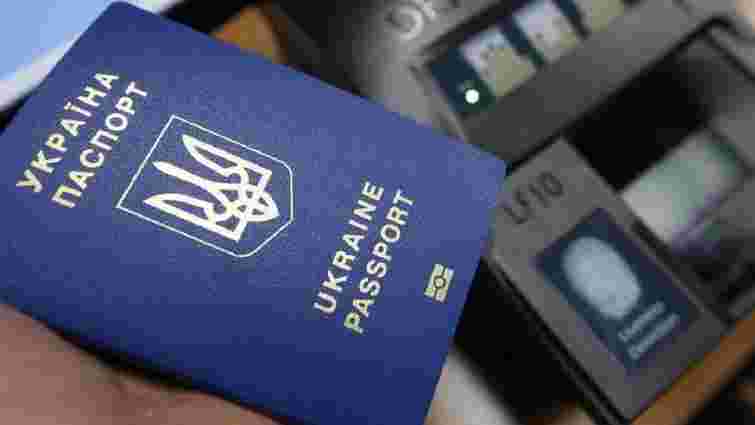 Українцям дозволили пред'являти закордонні паспорти для отримання банківських послуг