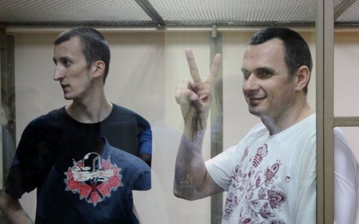 Колишнім політв'язням Сенцову й Кольченку надали тимчасове житло