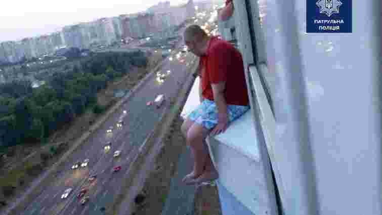 У Києві поліцейський переконав чоловіка не стрибати з вікна, розповівши про свою роботу
