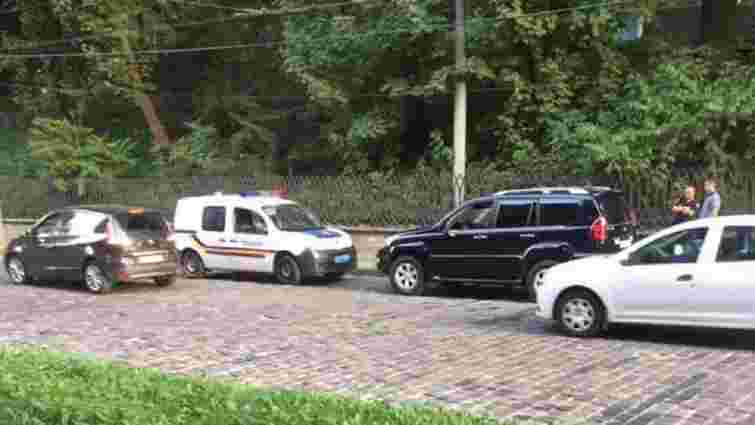 У Львові затримали двох чоловіків на Lexus  із вогнепальною зброєю