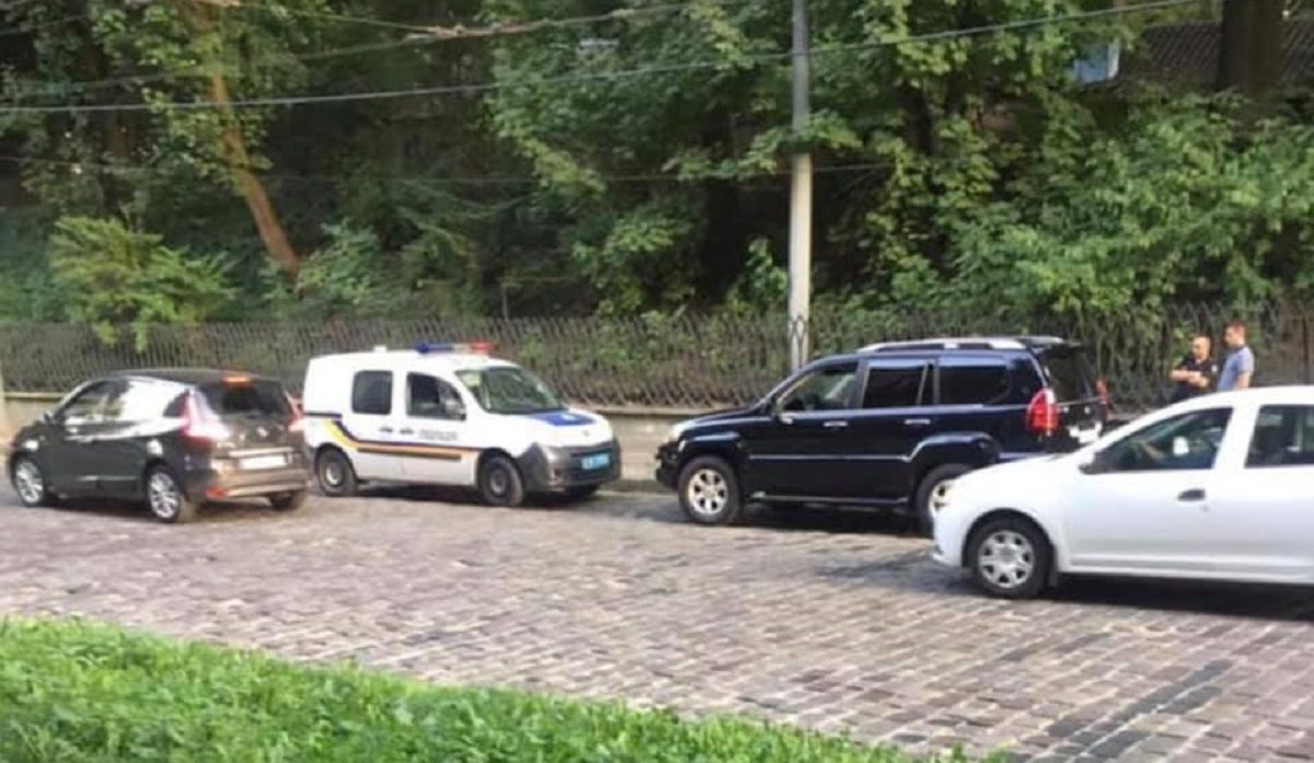 У Львові затримали двох чоловіків на Lexus  із вогнепальною зброєю