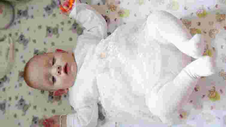 Однорічна дівчинка-сирота з львівського будинку дитини потрапила в реанімацію