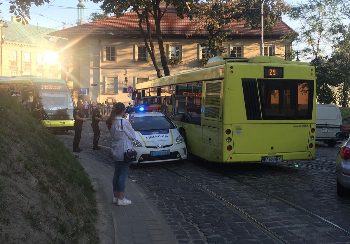На Підвальній зіткнулися автівка патрульної поліції та рейсовий автобус