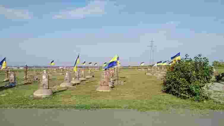 У Дніпрі комунальники прибрали прапори з могил загиблих бійців АТО