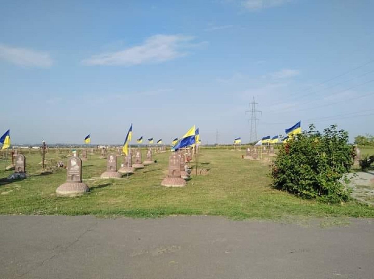 У Дніпрі комунальники прибрали прапори з могил загиблих бійців АТО