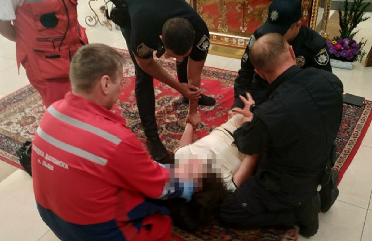 21-річна львів’янка намагалась порізати собі вени у церкві