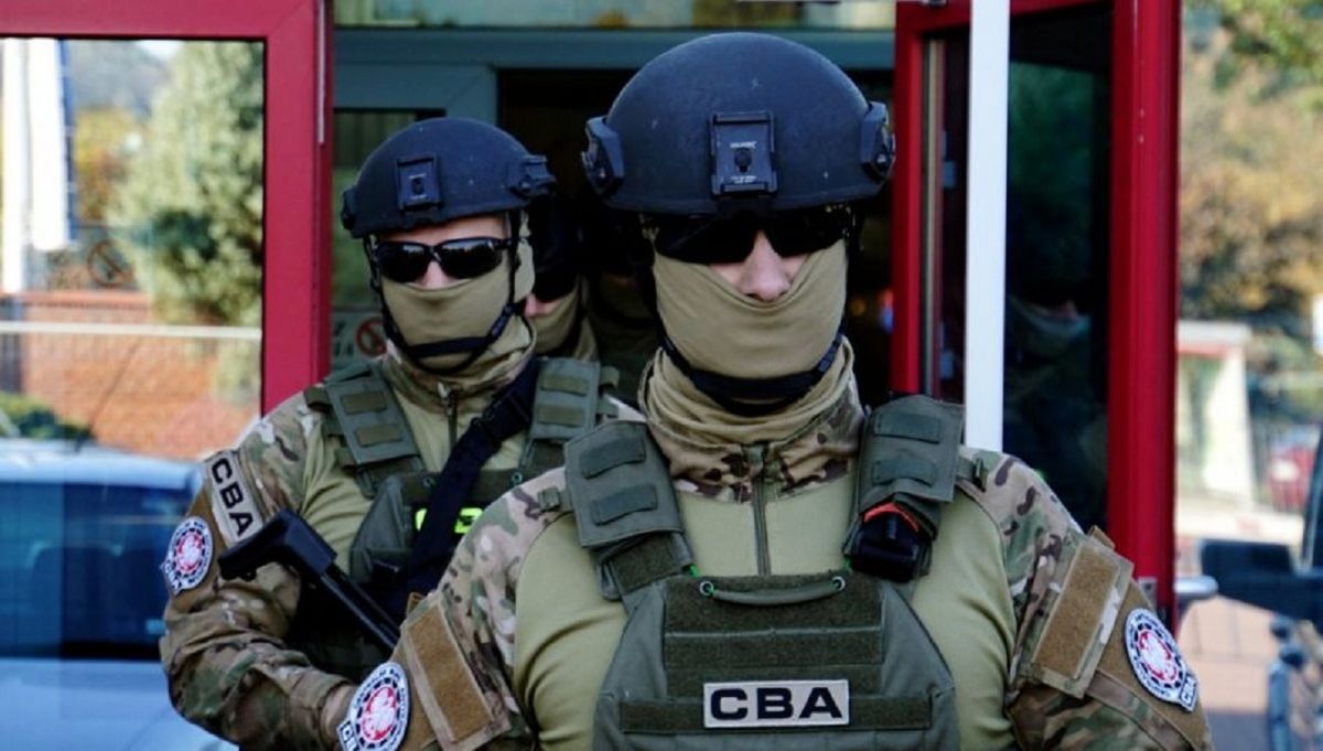 За контрабанду бурштину у Польщі затримали українців, які представились працівниками спецслужб