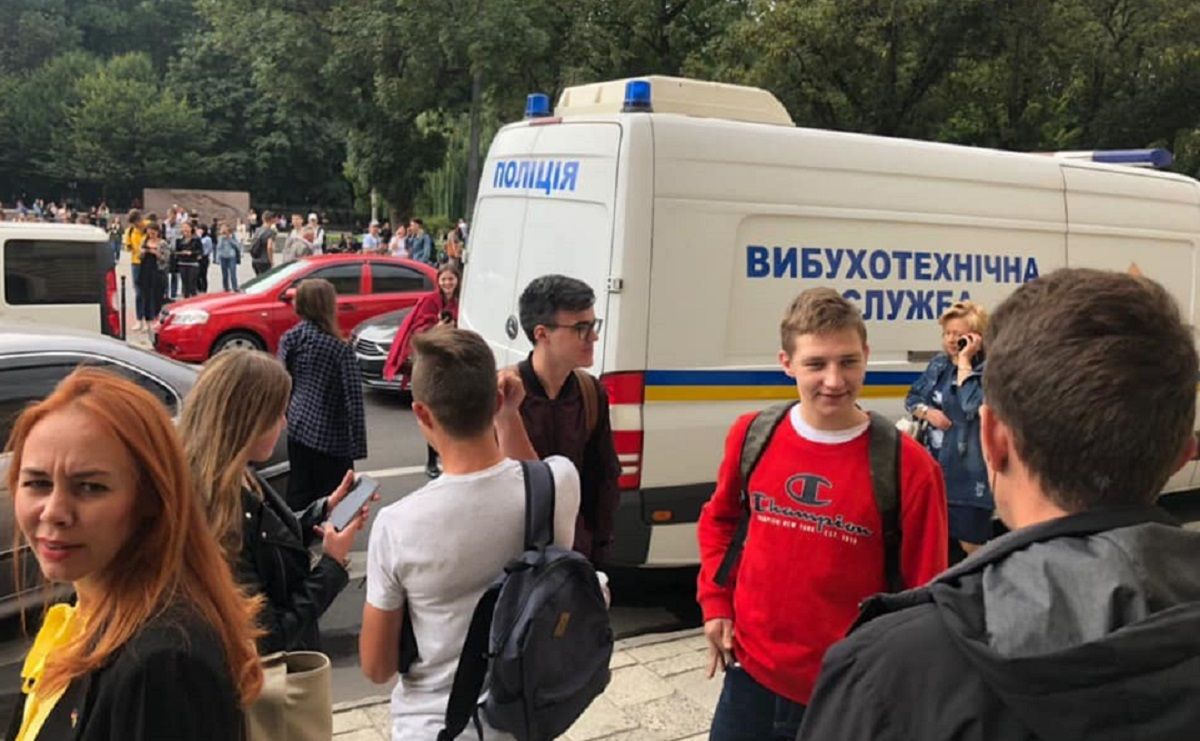 З двох львівських університетів і військової академії евакуйовують людей 