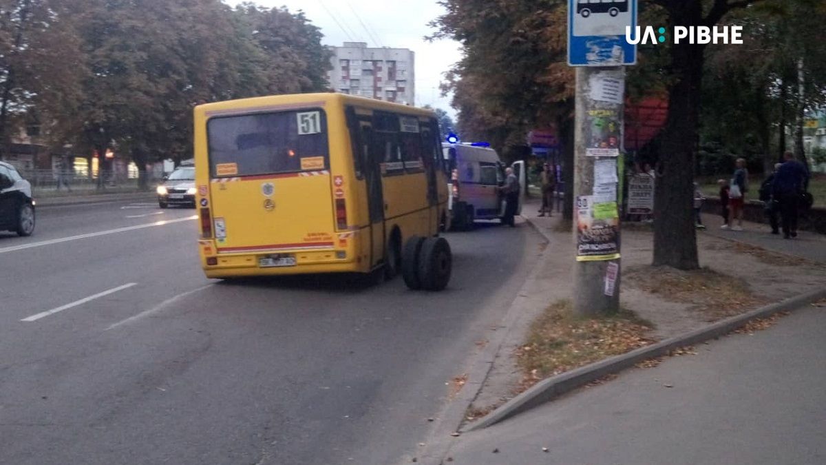 У Рівному колесо відлетіло від маршрутки та травмувало жінку