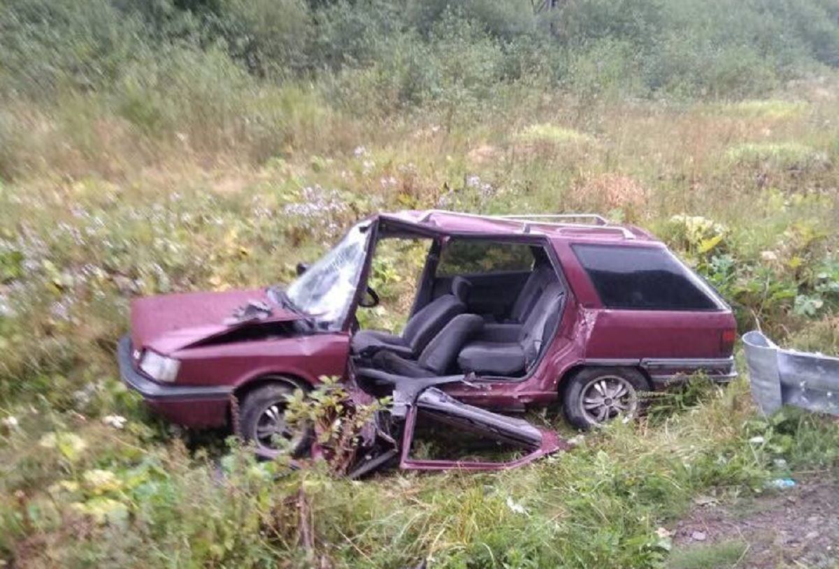 На Сколівщині рятувальники вивільнили з автомобіля водія, який травмувався внаслідок ДТП