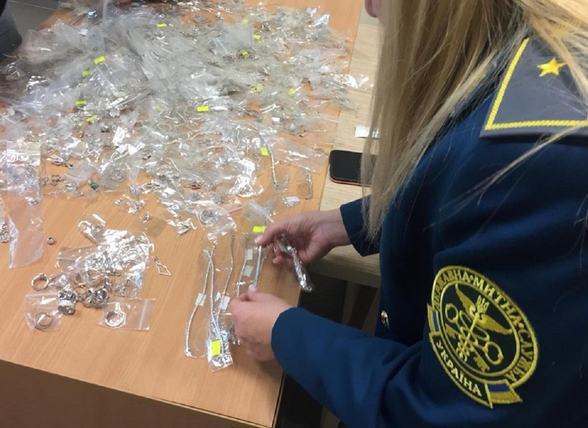 У львівському аеропорту митники конфіскували в українки 2,5 кг срібних прикрас
