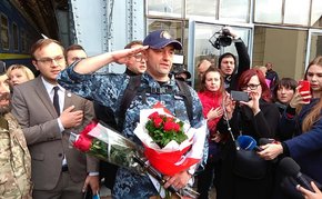 У Львові зустріли звільненого з російського полону моряка Андрія Оприска