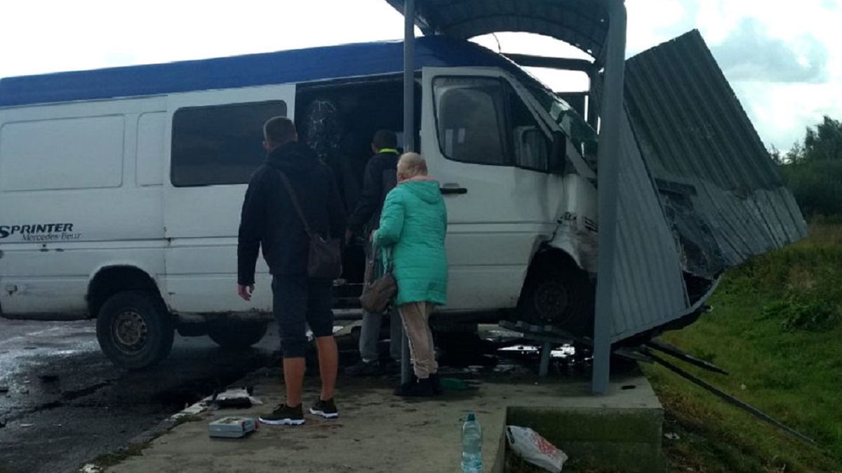 Після ДТП на Львівщині мікроавтобус в'їхав у зупинку громадського транспорту 