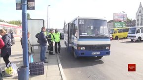 Львівські патрульні перевіряють маршрутки, які заїжджають у місто