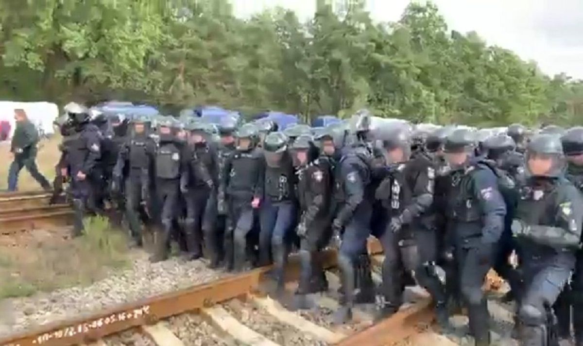 Поліція розігнала людей, які блокували російські вагони із вугіллям у Соснівці