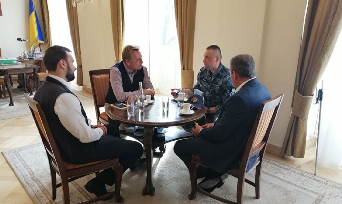 Мер Львова зустрівся зі звільненим з російського полону моряком Андрієм Оприском