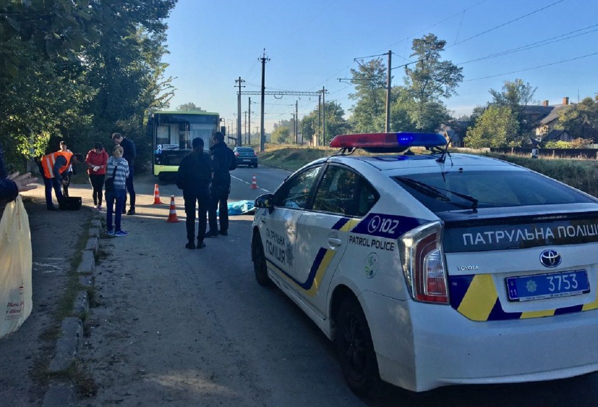 Посеред дороги у Брюховичах виявили тіло 49-річного місцевого жителя