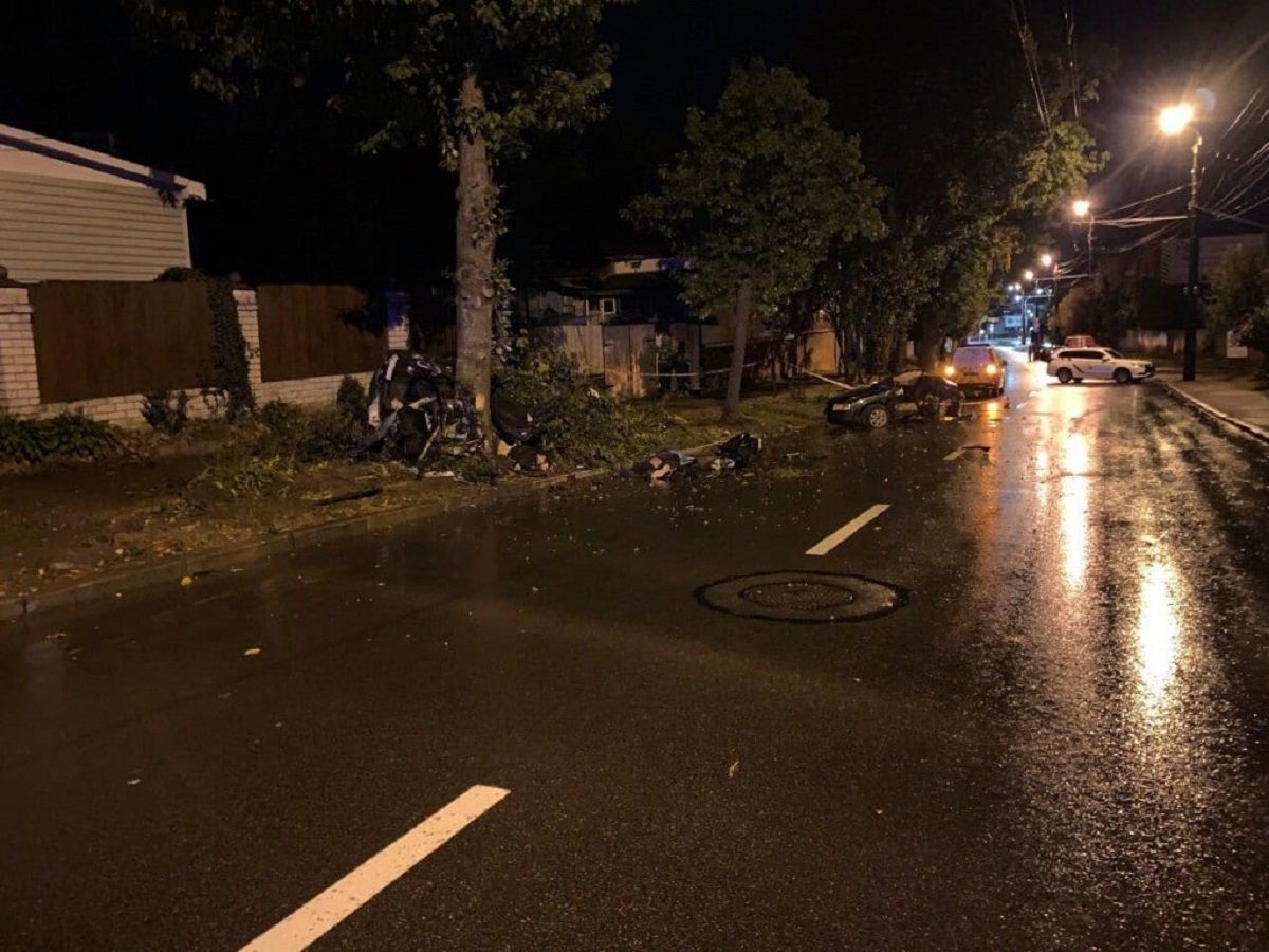У Чернігові підліток на батьківському авто влетів у дерево, загинули четверо людей