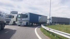 Водії фур організували акцію протесту перед пунктами пропуску у Львівській області