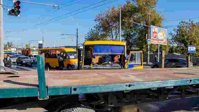 Через зіткнення маршрутки і КрАЗу в Дніпрі постраждали 11 людей