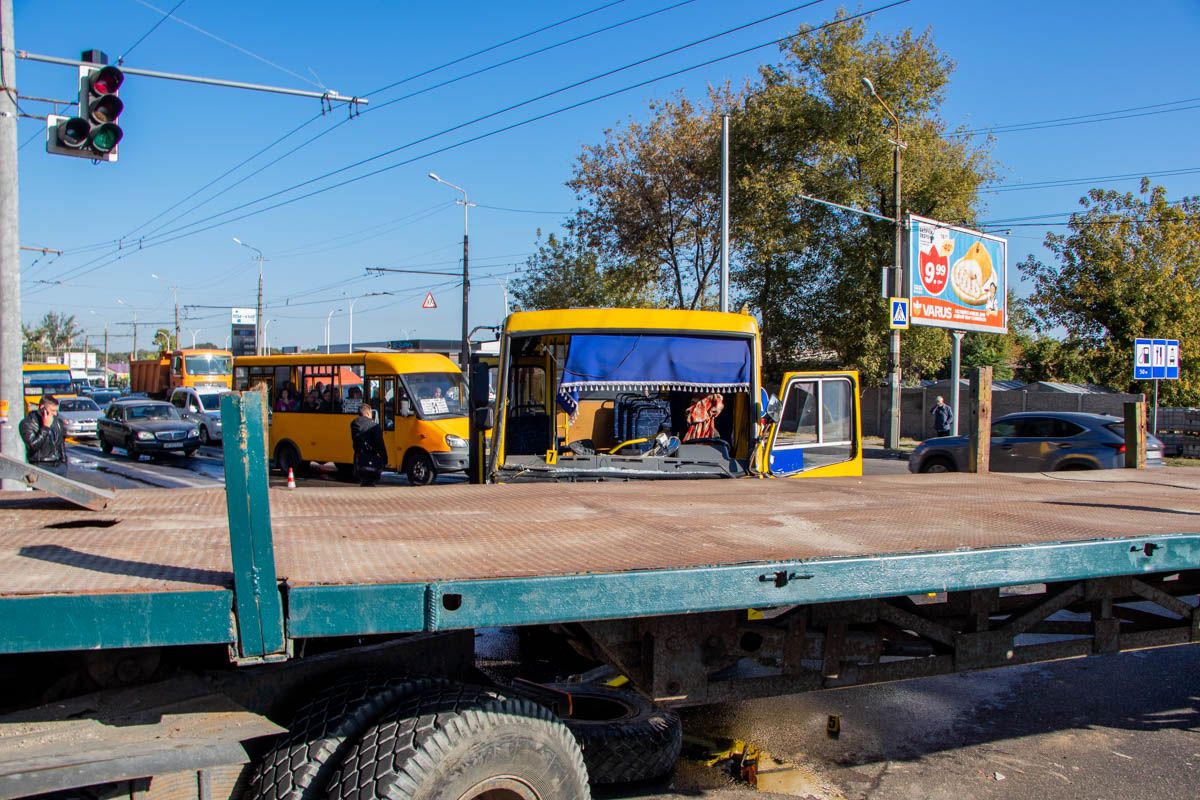 Через зіткнення маршрутки і КрАЗу в Дніпрі постраждали 11 людей