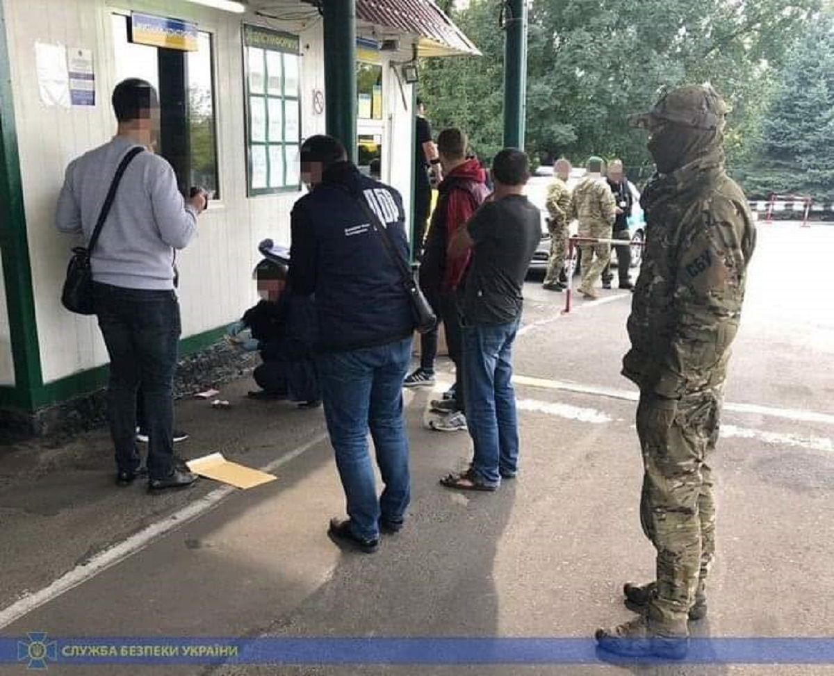 Митників з пункту пропуску «Устилуг» на Волині викрили в систематичному хабарництві