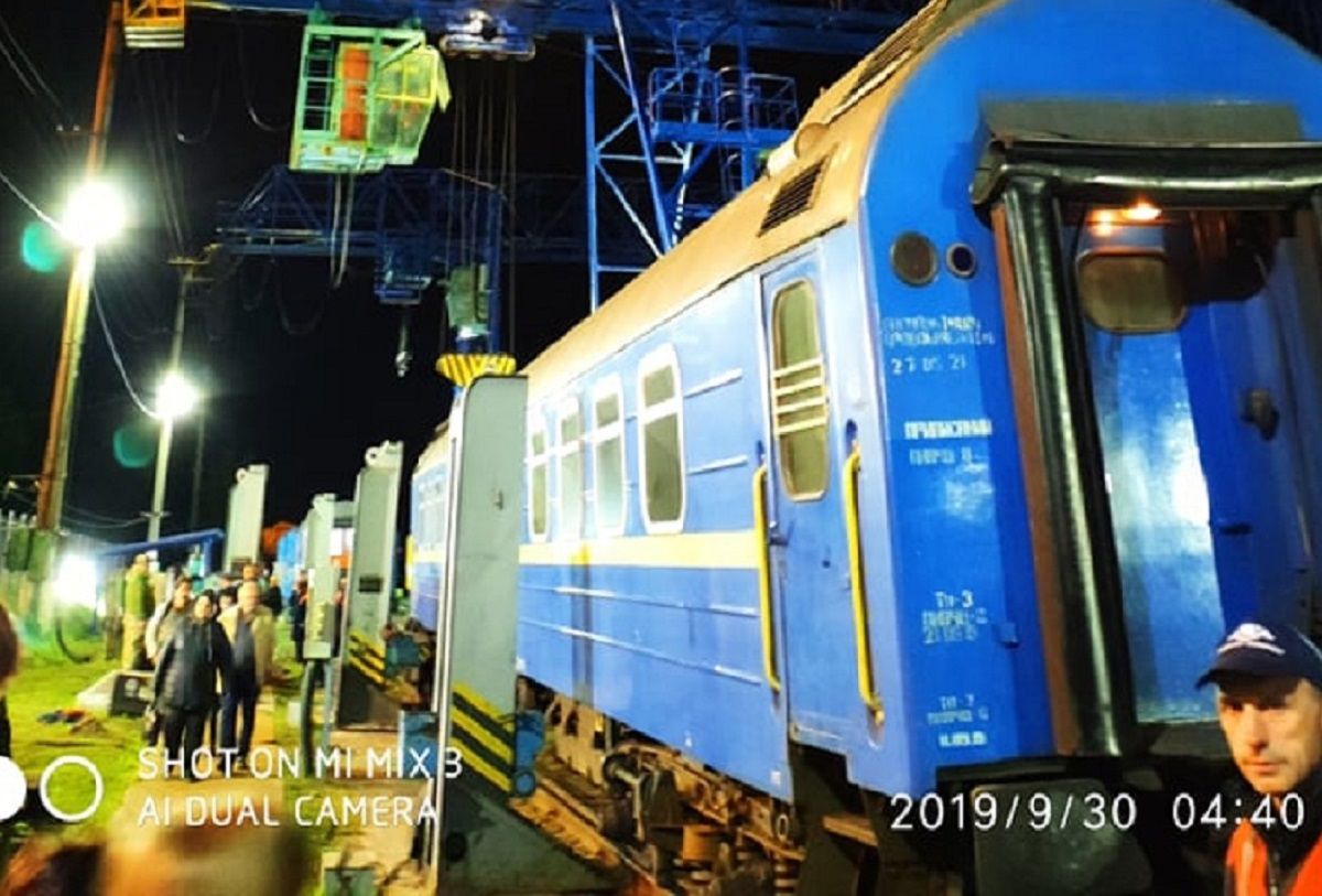 Поїзд Львів-Вроцлав зірвався з домкрата під час перестановки вагонів на вузькоколійку