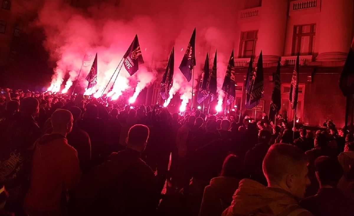 Під Офісом президента зібрався стихійний мітинг після погодження «формули Штайнмаєра»