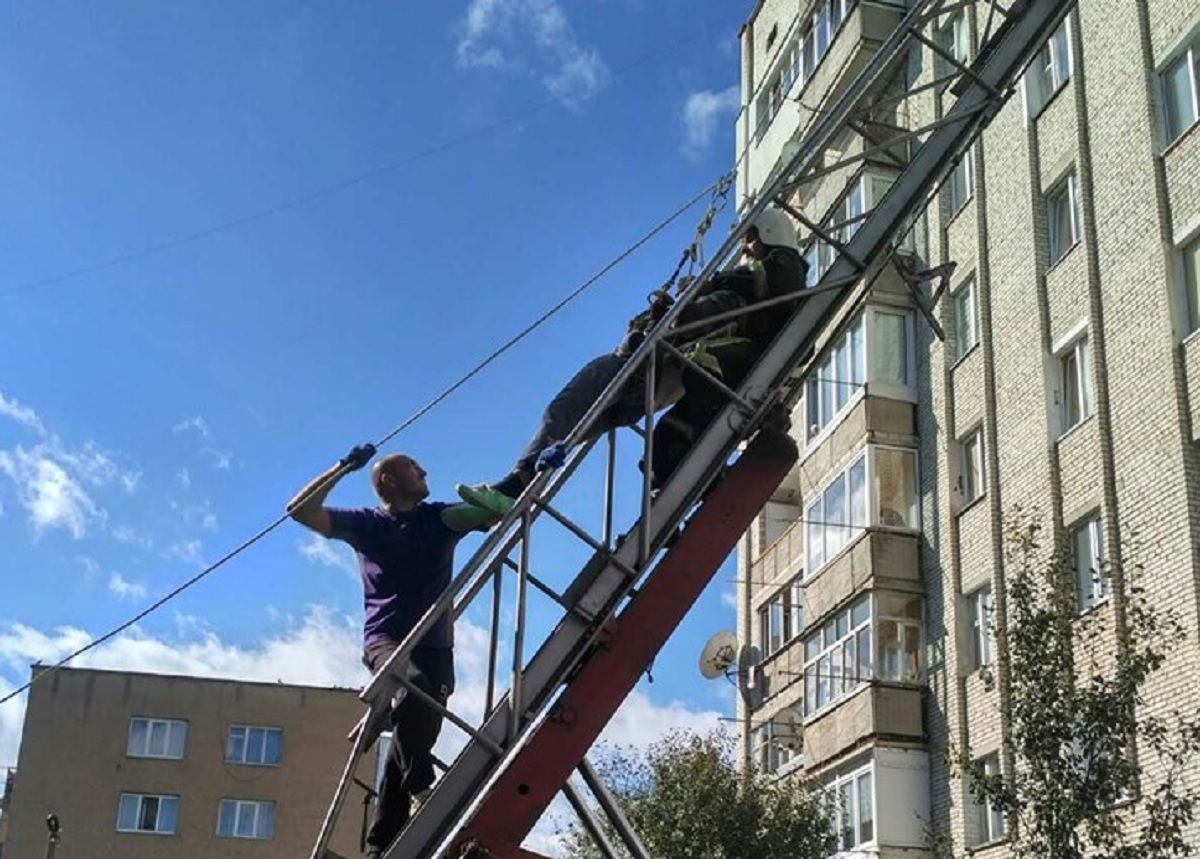 У Стрию робітник втратив свідомість під час виконання робіт на висоті