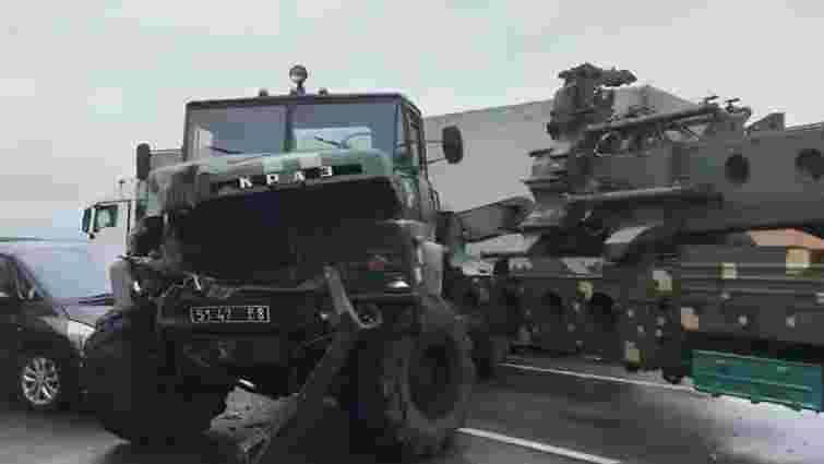 У масштабній аварії на трасі Київ-Чоп зіткнулися військовий тягач, вантажівка та легковик