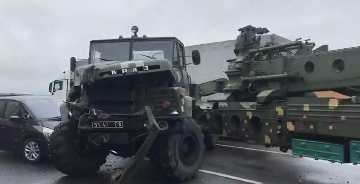 У масштабній аварії на трасі Київ-Чоп зіткнулися військовий тягач, вантажівка та легковик