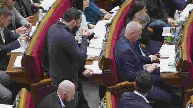 Разумков закликав депутатів «не задовольняти в сесійній залі фізіологічні потреби»