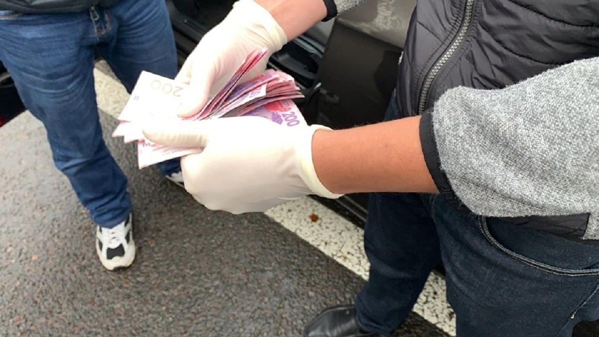 На Львівщині СБУ затримала податківця за систематичне хабарництво
