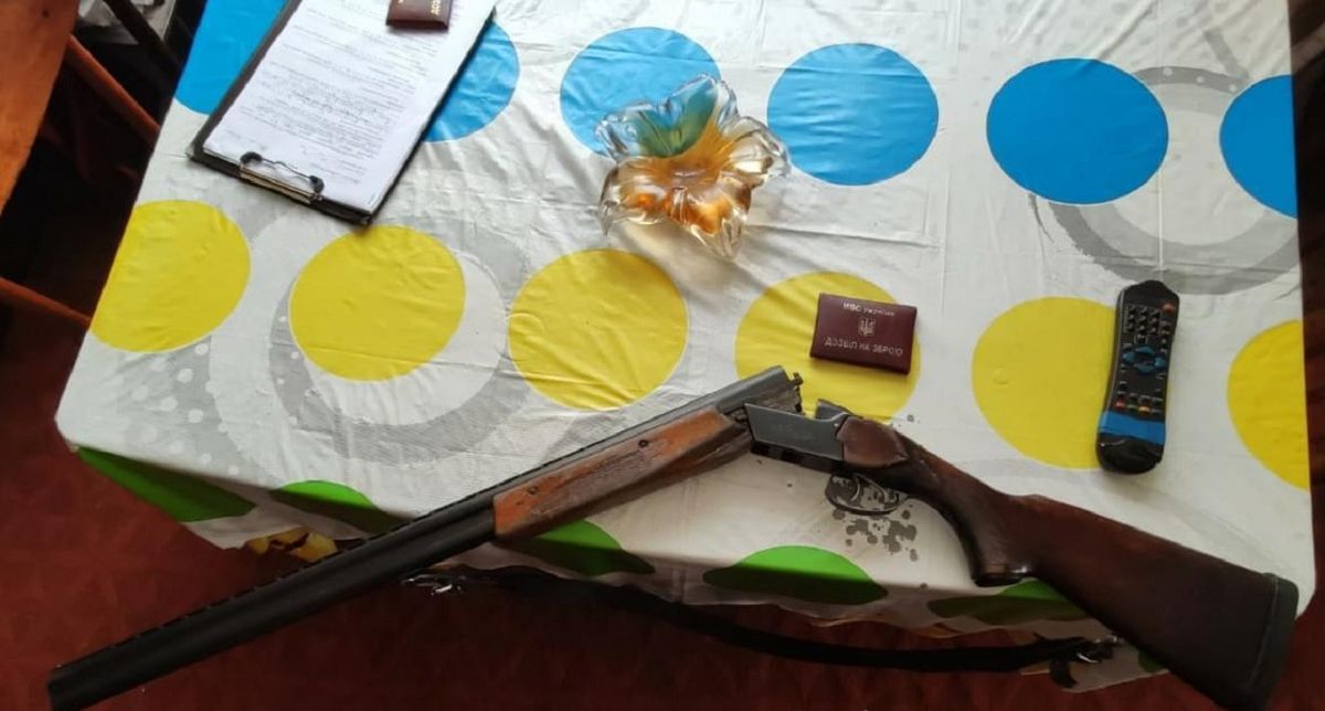 На Львівщині нетверезий чоловік на своєму подвір'ї стріляв із мисливської рушниці в повітря